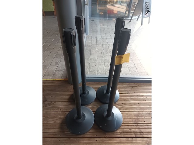 Lot 3 - afzetpaaltjes. 4 stuks - afbeelding 1 van  2