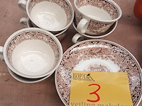 Lot 3 - bordjes en tassen petrus regout. 16 stuks