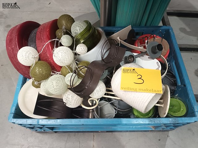 Lot 3 - decoratie en kaarsen - afbeelding 1 van  4
