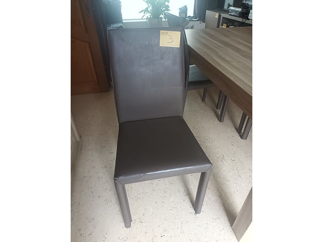 Lot 3 - eetkamerstoelen. 4 stuks - afbeelding 1 van  3