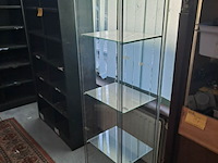 Lot 3 - glazen vitrinekast