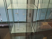 Lot 3 - glazen vitrinekast - afbeelding 2 van  3