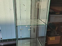 Lot 3 - glazen vitrinekast - afbeelding 3 van  3