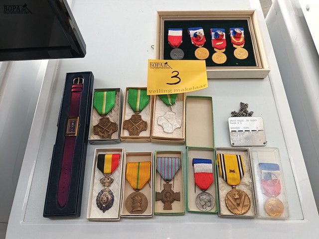 Lot 3 - horloge en militaire eretekens. 15 stuks - afbeelding 1 van  5