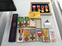 Lot 3 - horloge en militaire eretekens. 15 stuks