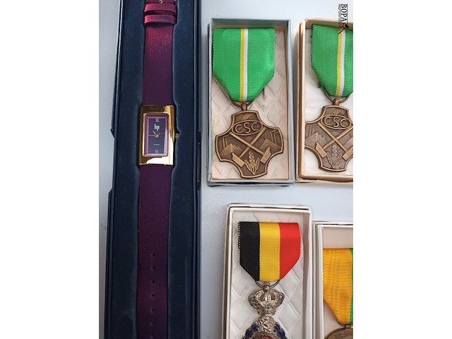 Lot 3 - horloge en militaire eretekens. 15 stuks - afbeelding 2 van  5