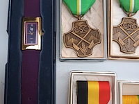 Lot 3 - horloge en militaire eretekens. 15 stuks - afbeelding 2 van  5