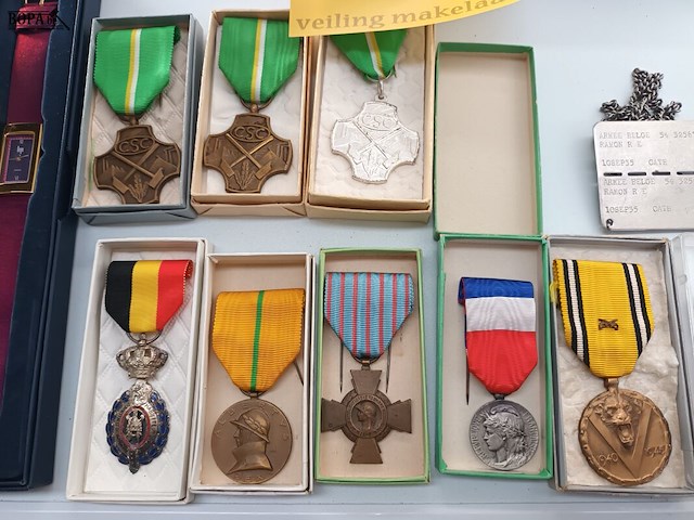 Lot 3 - horloge en militaire eretekens. 15 stuks - afbeelding 3 van  5