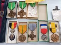 Lot 3 - horloge en militaire eretekens. 15 stuks - afbeelding 3 van  5