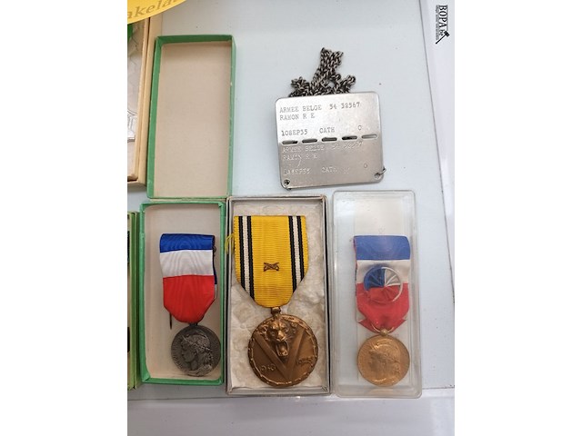 Lot 3 - horloge en militaire eretekens. 15 stuks - afbeelding 4 van  5