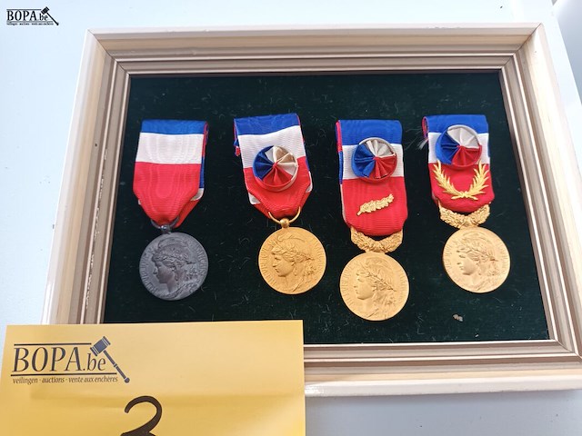 Lot 3 - horloge en militaire eretekens. 15 stuks - afbeelding 5 van  5