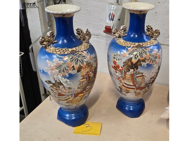 Lot 3 - japanse vazen satsuma stijl 2 stuks - afbeelding 1 van  3