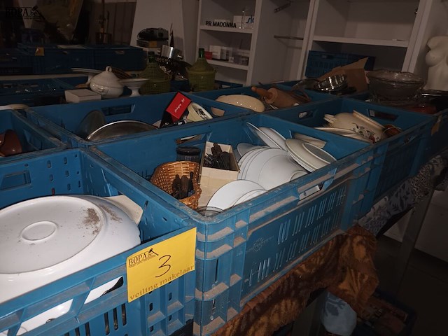 Lot 3 - keuken- en tafelgerei. 4 bakken - afbeelding 1 van  5