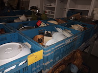 Lot 3 - keuken- en tafelgerei. 4 bakken - afbeelding 1 van  5