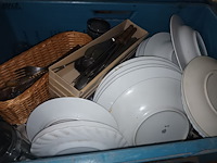 Lot 3 - keuken- en tafelgerei. 4 bakken - afbeelding 3 van  5