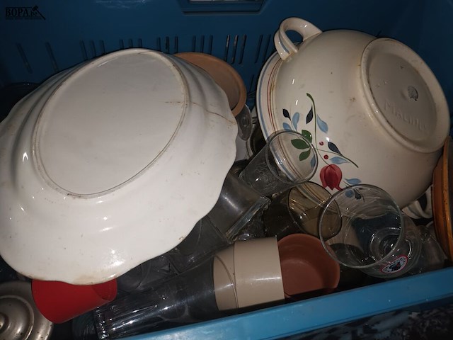 Lot 3 - keuken- en tafelgerei. 4 bakken - afbeelding 4 van  5