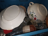 Lot 3 - keuken- en tafelgerei. 4 bakken - afbeelding 4 van  5