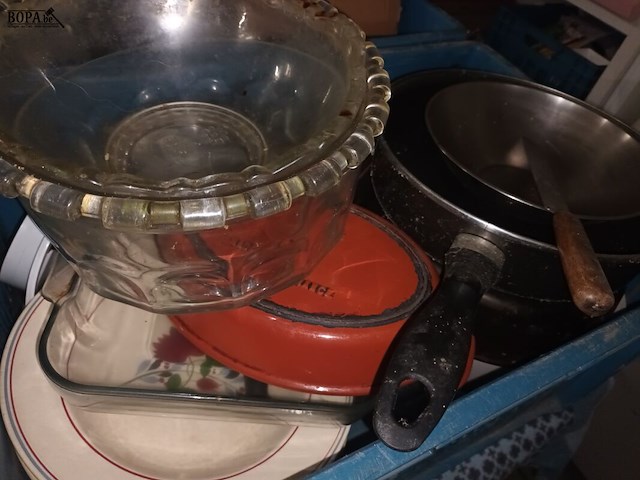 Lot 3 - keuken- en tafelgerei. 4 bakken - afbeelding 5 van  5