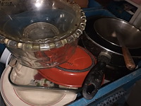 Lot 3 - keuken- en tafelgerei. 4 bakken - afbeelding 5 van  5