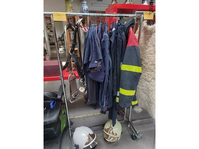 Lot 3 - lot brandweerkledij met 2 helmen - afbeelding 1 van  3