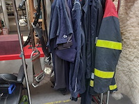 Lot 3 - lot brandweerkledij met 2 helmen