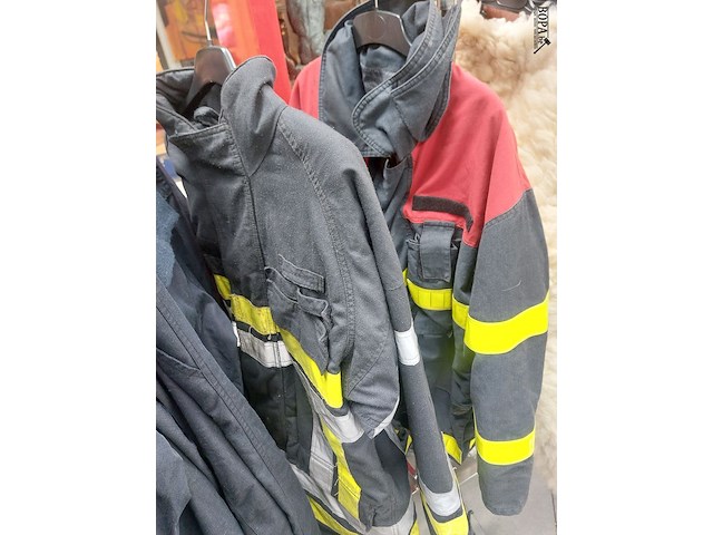 Lot 3 - lot brandweerkledij met 2 helmen - afbeelding 2 van  3