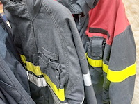 Lot 3 - lot brandweerkledij met 2 helmen - afbeelding 2 van  3