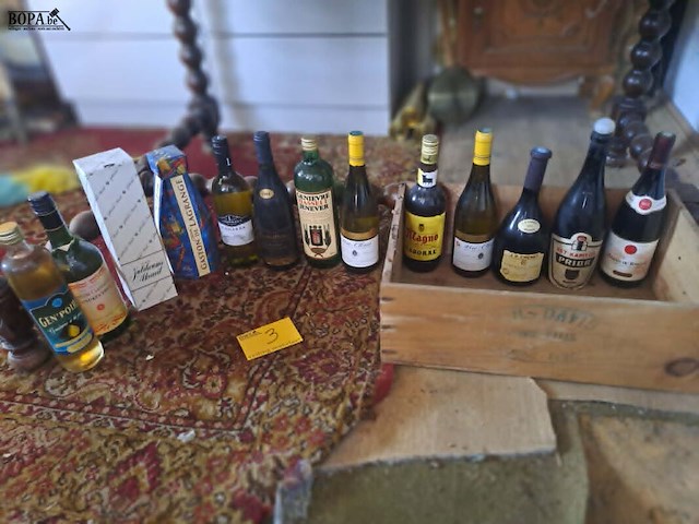 Lot 3 - lot diverse flessen alcoholische dranken in houten kist - afbeelding 1 van  5