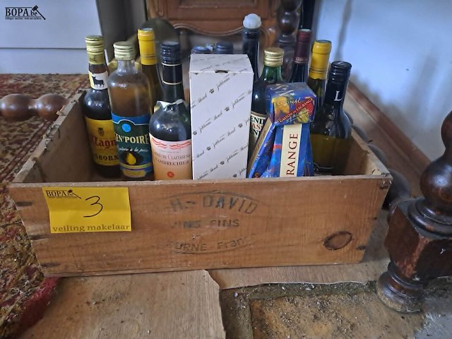 Lot 3 - lot diverse flessen alcoholische dranken in houten kist - afbeelding 3 van  5