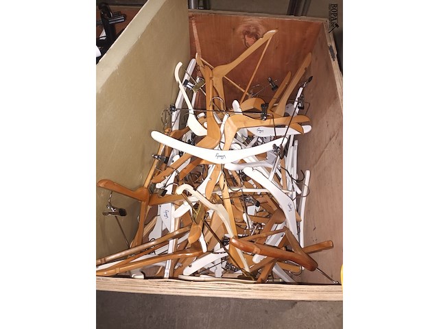 Lot 3 - lot houten kleerhangers - afbeelding 1 van  2