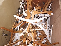 Lot 3 - lot houten kleerhangers