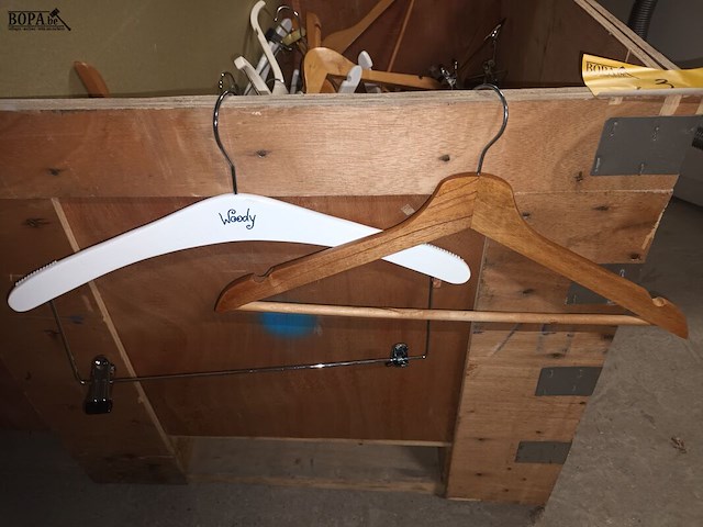 Lot 3 - lot houten kleerhangers - afbeelding 2 van  2
