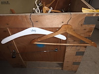Lot 3 - lot houten kleerhangers - afbeelding 2 van  2