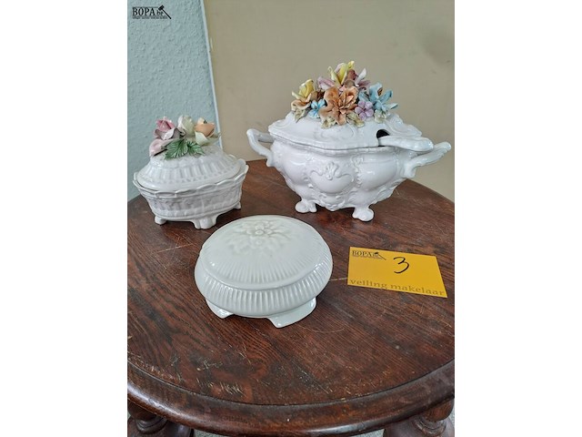 Lot 3 - lot trio wit porselein servies met bloemen ornament - afbeelding 1 van  1