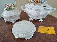 Lot 3 - lot trio wit porselein servies met bloemen ornament
