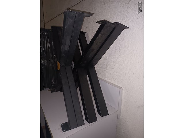 Lot 3 - metalen tafelpoten x-vorm. 4 stuks - afbeelding 2 van  4