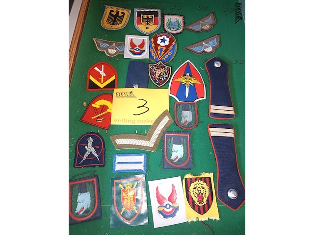 Lot 3 - militaire vintage stoffen badges. 25 stuks - afbeelding 1 van  4
