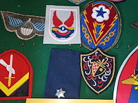 Lot 3 - militaire vintage stoffen badges. 25 stuks - afbeelding 2 van  4