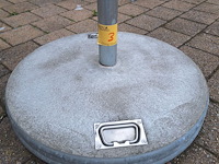 Lot 3 - parasol met voet - afbeelding 2 van  5
