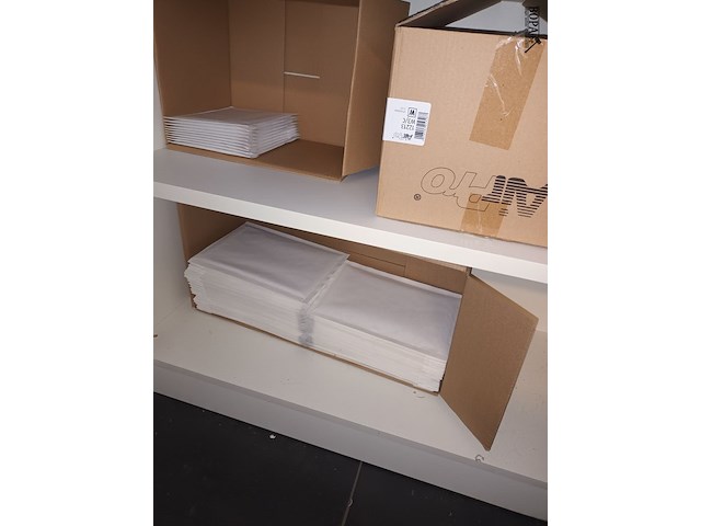 Lot 3 - verpakkingsmateriaal. inhoud kast - afbeelding 6 van  7