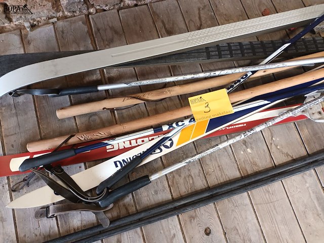 Lot 3 - vintage ski uitrusting. 10 stuks - afbeelding 1 van  4