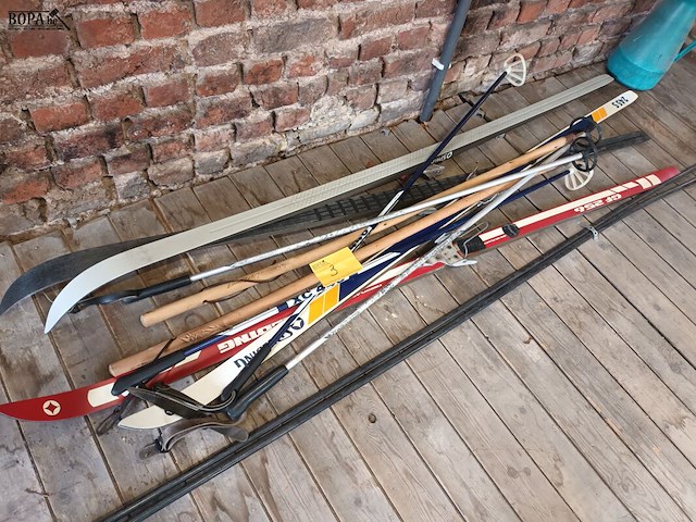 Lot 3 - vintage ski uitrusting. 10 stuks - afbeelding 2 van  4