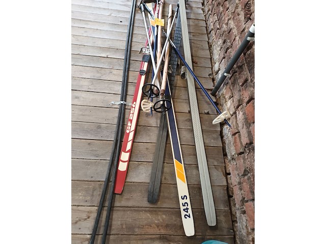 Lot 3 - vintage ski uitrusting. 10 stuks - afbeelding 4 van  4