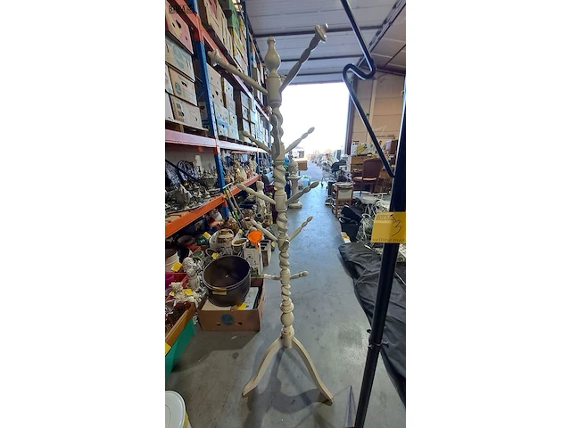 Lot 3 - zwarte metalen kapstok en witte houten kapstok - afbeelding 2 van  4