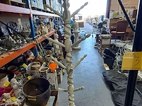 Lot 3 - zwarte metalen kapstok en witte houten kapstok - afbeelding 2 van  4