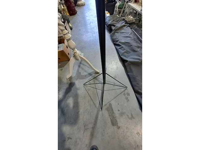 Lot 3 - zwarte metalen kapstok en witte houten kapstok - afbeelding 4 van  4