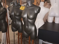 Lot 3 - zwarte torso vrouw met statief. 2 stuks