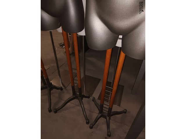 Lot 3 - zwarte torso vrouw met statief. 2 stuks - afbeelding 2 van  4