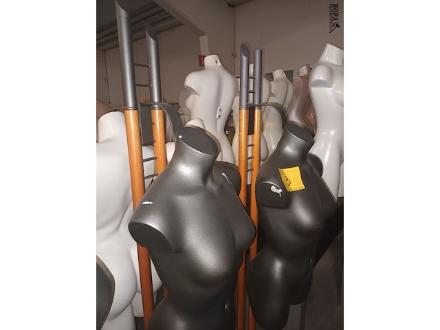 Lot 3 - zwarte torso vrouw met statief. 2 stuks - afbeelding 4 van  4