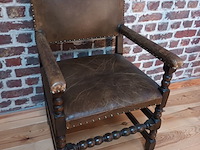 Lot 30 - antieke kasteelstoel